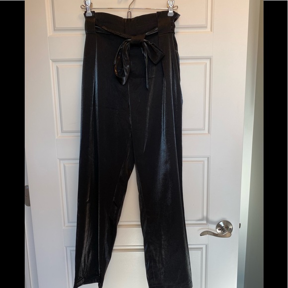 Lulu’s high waisted pleated tie front black pants - Picture 2 of 5